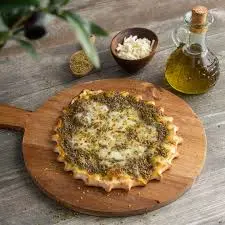 منقوشة زعتر و جبنة